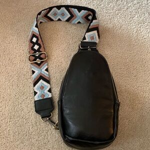 Elegant Black Crossbody Bag with Geometric Strap